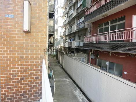 ビル横の脇道