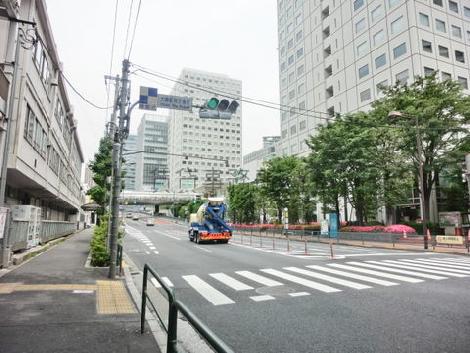 交通量の多い駅前通り