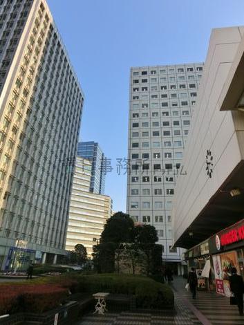ビルの入口までの空間です