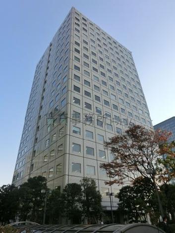 存在感のある綺麗なビルです
