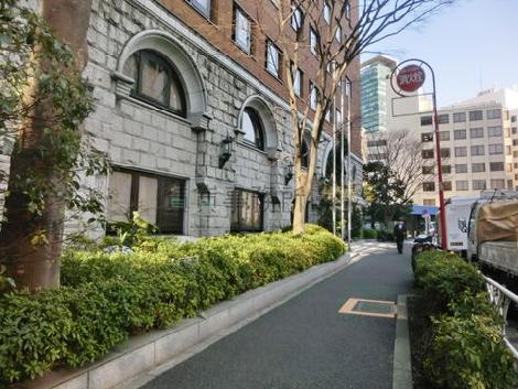 前面の歩道、緑に囲まれ落ち着きがあります