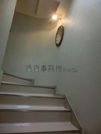 非常階段は建物内、ワンポイントの鏡が暗い印象をなくします