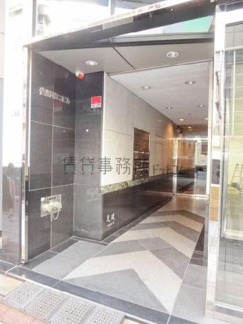 間口の広い正面玄関口前