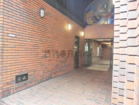エントランスホールに続くアプローチです