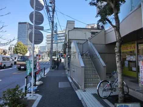 正面道路は歩道がしっかりと整備されています