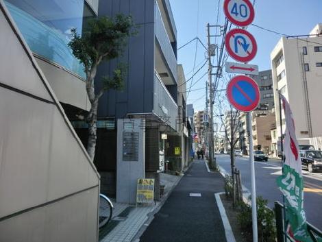 正面道路は大久保通り