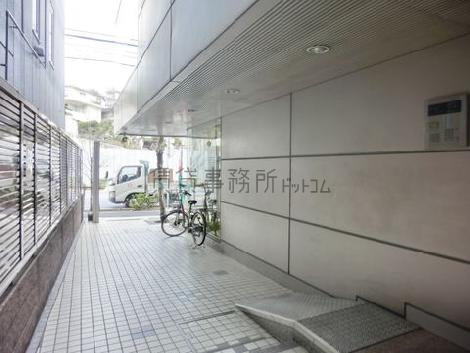 歩道からの広いスペース