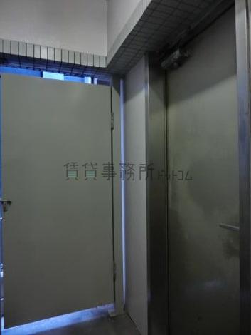 白い扉を出ると外階段があります