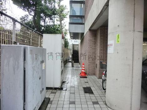 裏側奥に外階段が見えます