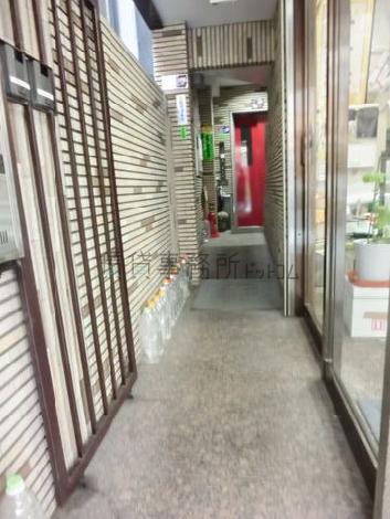 エレベーターへ続く通路です