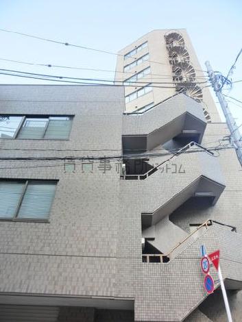 建物横面には螺旋階段がついております