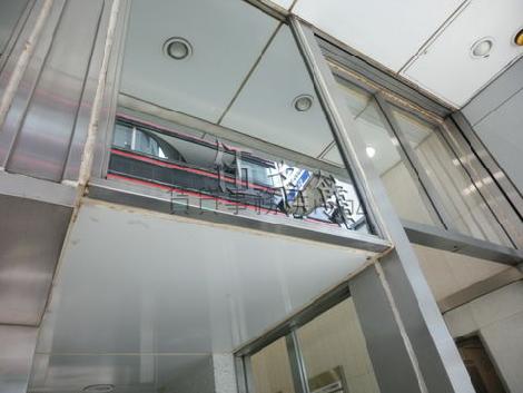 シルバーのプレートにビル名が彫られています