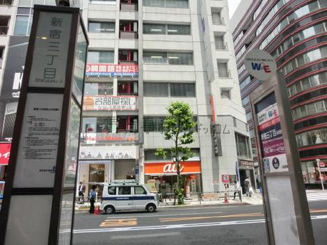 向い側にバス停あります
