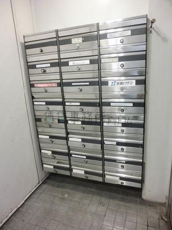 入居者用の郵便受けがまとめられています