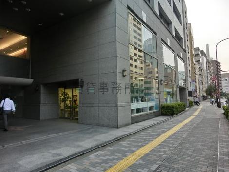 物件前歩道の渋谷方向です