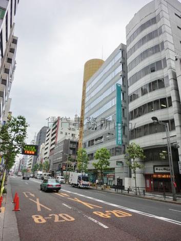 大通りに面しています