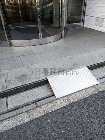 正面玄関前　段差