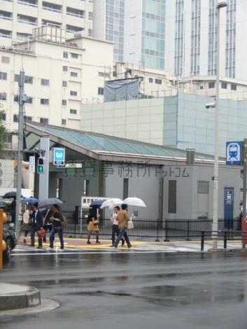 目の前は東京医大病院前交差点です