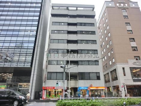 向いの通りから撮影