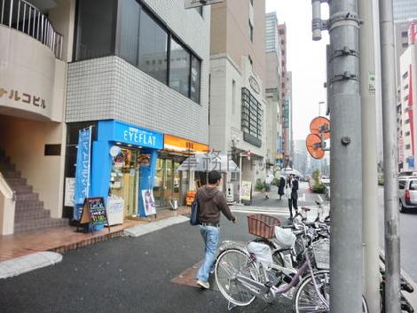 人の流れも多めな通りです