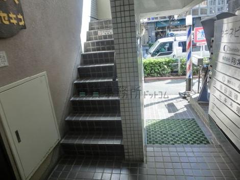 エントランスから階段に繋がっています