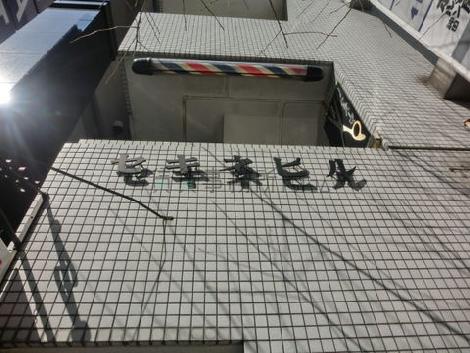 エントランス入口上にビル名表示があります