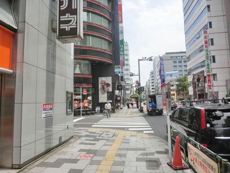 お車には注意が必要ですが、歩くのに不便はない通りです