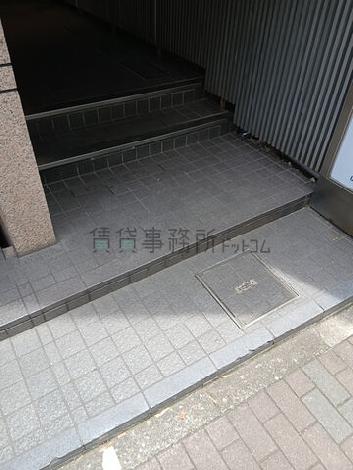 正面玄関前　段差