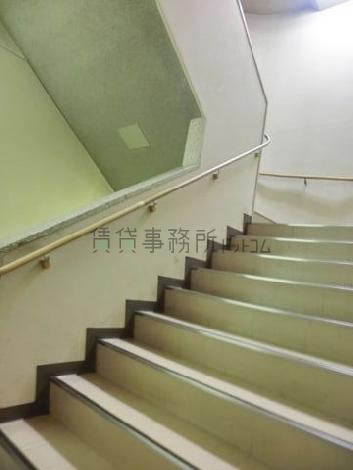 非常用階段は建物内です