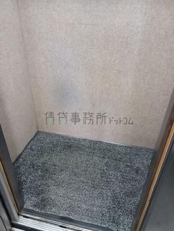エレベーター内部