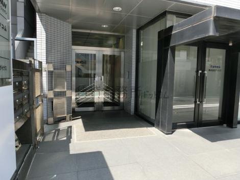 正面入り口の扉は手動観音開きです