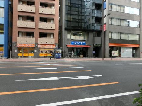 ビル前の通り