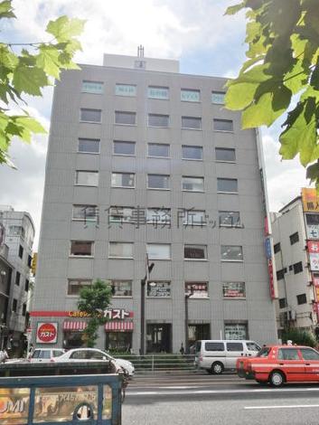 通りの反対側から撮影