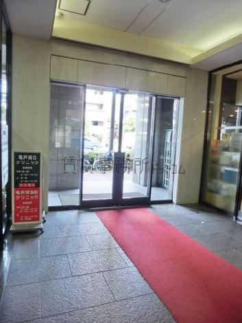 レッドカーペットの敷かれたエントランス内