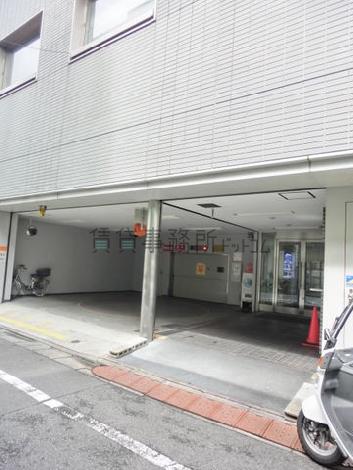 裏には立体駐車場を備えています