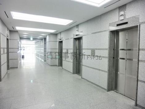 乗り場前の広い空間
