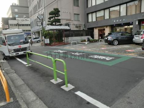 ビル前面道路です
