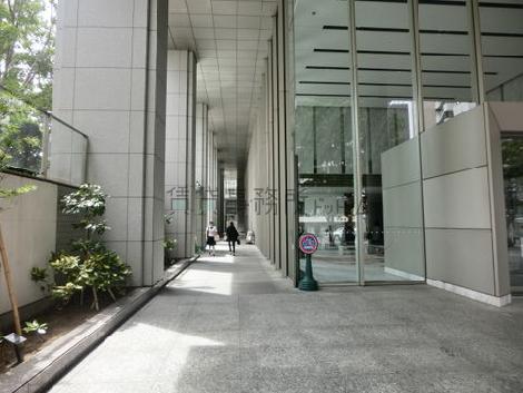 ビル直結で九段下駅の出入り口があります