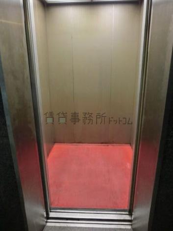 エレベーターの中です