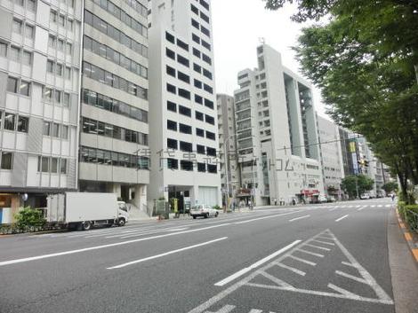 正面の道路は靖国通りです