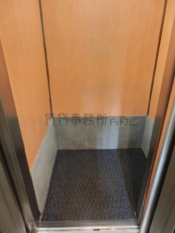 カゴ内の壁は綺麗な木目です