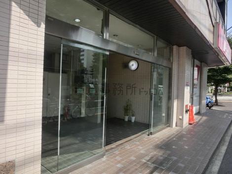 正面玄関自動扉です