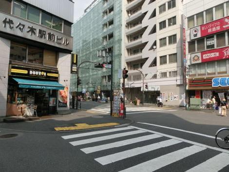 建物目の前にある横断歩道です