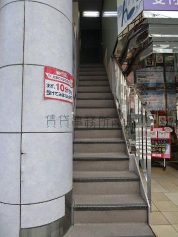 2Fのテナントへは外の階段から直接上がれます