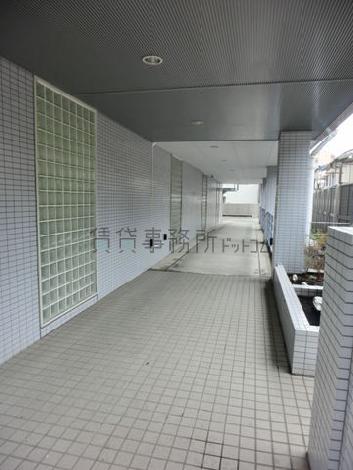 正面右手のビル内のスペース