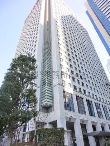 窓が綺麗なマス目状にレイアウトされた外観