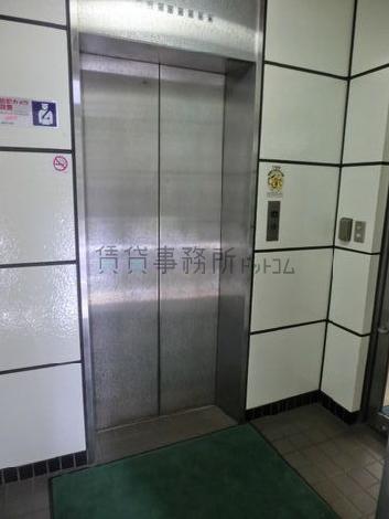 入り口入ってすぐエレベーター