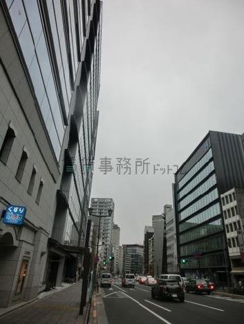 新宿通りは人、車の往来が盛んです