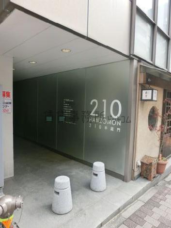 すりガラスの玄関壁が清潔感がございます