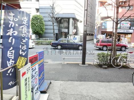 小滝橋通りは交通量が盛んです